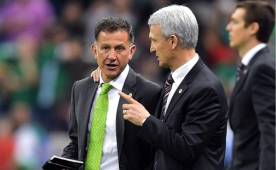 Juan Carlos Osorio y Benito Floro en la finalización del enfrentamiento entre México y Canadá. (Foto: Agencia AFP)