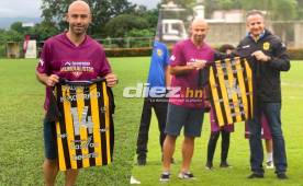 Javier Mascherano posó con la camiseta del Real España entregada por Elías Burbara. FOTOS: Héctor Edu y Mauricio Ayala.