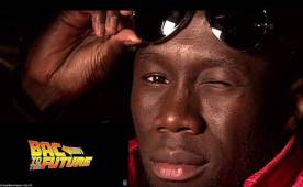 Bacary Sagna fue el futbolista elegido para protagonizar la parodia hecha por el Manchester City sobre Volver al Futuro.
