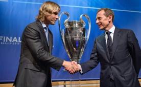 El representante de Juventus, Pavel Nedved y Emilio Butragueño de Real Madrid se saludan. (AFP)