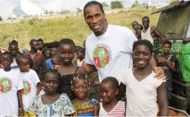 Drogba se ha ganado el cariños de muchos niños y familias en África.