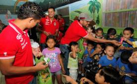 Los jugadores fueron muy bien recibidos por los niños del Hogar.