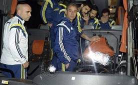 Jugadores y cuerpo técnico toman fotografías de los tiros al autobús.