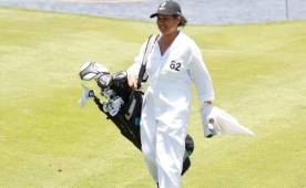 Sandra Acosta, una ama de casa hondureña, es la caddie del venezolano Felipe Velázquez quien lidera el Honduras Open del PGA Tour Latinoamérica. Foto Delmer Martínez