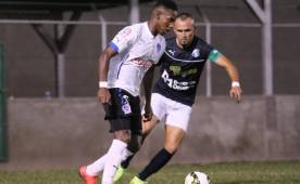 Los albos está jugando con camiseta blanca y calzoneta negra.