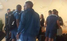 Jugadores de la Selección de Honduras registrándose en el hotel de concentración en Dallas.