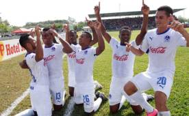 Los jugadores de Olimpia celebran uno de los goles ante Real Sociedad.