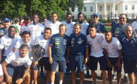 Los jugadores posan frente a la Casa Blanca en la ciudad de Washington, Estados Unidos.