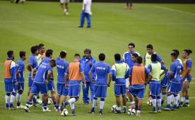 Momento en que la selección de El Salvador se probó ayer en el estadio Azteca. Foto AFP.