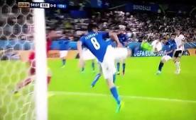 Müller disparó y Alessandro Florenzi tuvo que emplearse al máximo y con acrobática acción salvó el pórtico de Italia.