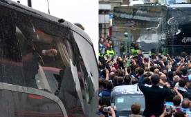 Autobús del Manchester United ha quedado muy dañado tras el lanzamiento de piedras y objetos.