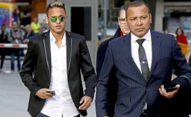 La Fiscalía ha pedido procesar a Neymar, a su padre y a Sandro Rosell por su fichaje.
