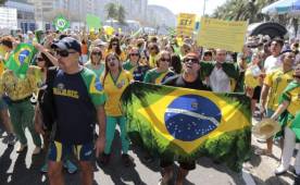 Al menos unas tres mil personas se reunieron en Copacabana para expresar su desaprobación de la organización de los Juegos. (Fotos: Juan Salgado).