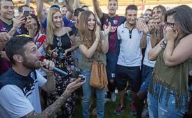 Momento en que el futbolista pide matrimonio a su pareja.