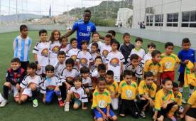 Maynor Figueroa posando con los niños en la UNITEC. Ronal Aceituno.