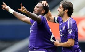 En la fotografía Cyle Larin celebrando un gol con su compañero el brasileño Ricardo “Kaká”.