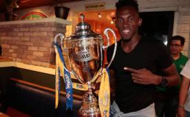 Alberth Elis posa con la copa 30 ganada por el Olimpia el domingo ante Real Sociedad. FOTO: Juan Salgado
