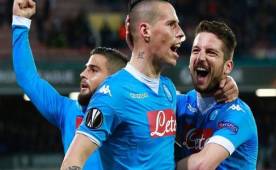 Insigne, Hamsik y Mertens festejan con euforia un gol conseguido para el Napoli.