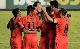 Jugadores del Barcelona celebran con Rakitic el gol que anotó que fue el 2-0 momentáneo. Foto AFP