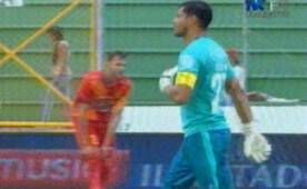 Noel Valladares tuvo que cambiarse el uniforme por su similitud con el de los árbitros.