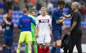 Mourinho felicita a los jugadores tras la victioria ante el Wigan. Foto AFP.