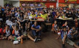 Centros comerciales lucieron abarrotados en Honduras con el clásico español.