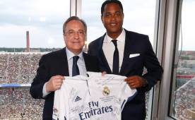 Florentino Pérez posando con la camisa que le regaló al ex del Barcelona, Patrick Kluivert. Foto tomada del RealMadrid.com