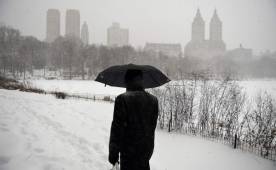 Una enorme tormenta de nieve, de las más grandes en la historia, ha cubierto de nieve a toda Nueva York.