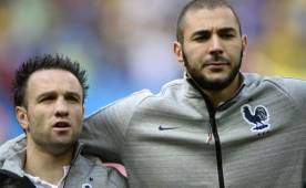 Benzema, junto a Mathieu Valbuena, defendiendo los colores de la selección de Francia. FOTO AFP.