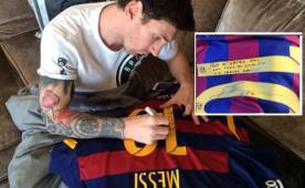 Momento en que Messi firmaba la camisa para Ronaldinho con dedicatoria especial.