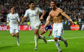 Chelsea's Spanish striker Alvaro Morata shoots past Stoke City's English goalkeeper Jack Butland (R) to score their fourth goal, his third, during the English Premier League football match between Stoke City and Chelsea at the Bet365 Stadium in Stoke-on-Trent, central England on September 23, 2017. / AFP PHOTO / Lindsey PARNABY / RESTRICTED TO EDITORIAL USE. No use with unauthorized audio, video, data, fixture lists, club/league logos or 'live' services. Online in-match use limited to 75 images, no video emulation. No use in betting, games or single club/league/player publications. /