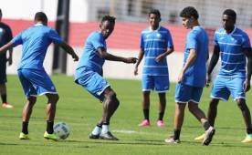 Alberth Elis en el centro del campo junto al resto de sus compañeros en la práctica de este lunes. Foto Juan Salgado, enviado.
