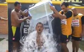 Will Barahona le tiraro una hielera con agua muy fría luego del entrenamiento del Real España.