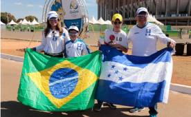 La familia Santos-Arita llegó al estadio con las banderas de Brasil y Honduras.