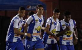 Rigo Padilla es felicitado por sus compañeros del Victoria. (Foto: DIEZ)