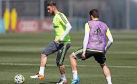 Antes del entrenamiento, Ramos fue felicitado por todos sus compañeros.