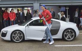 El jugador portugués se compró un Bugatti Veyeron y lo agregó a su amplia colección de carros.