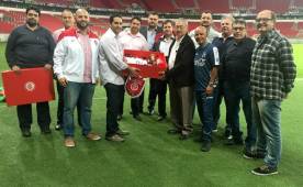 El gesto de cortesía fue entregado por el director del consejo del Internacional, André Flores.