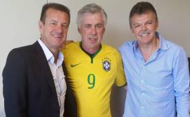 Carlo Ancelotti posando con la camiseta de Brasil con Dunga. (Fotos: Web de la CBF)