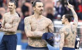 Zlatan Ibrahimovic mostró al mundo la enorme cantidad de tatuajes que tiene en su cuerpo. Foto AFP