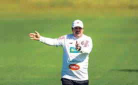 Oscar Ramírez busca soluciones para los recientes problemas que se le han presentado en zona defensiva.