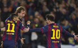 Messi, Neymar y Rakitic celebran el tanto que le dio el gane al Barcelona ante el Manchester City y la clasificación a octavos de Champions League.