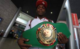 Josec 'Escorpión' Ruíz muestra orgulloso el cinturón que ganó en República Dominicana. (Fotos: DIEZ)