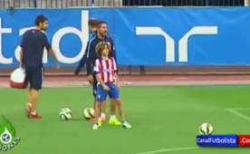 El 'Cholo' y el 'mono' Burgos siguen atentos el entrenamiento de Giuliano Simeone. (Foto: Captura de pantalla)