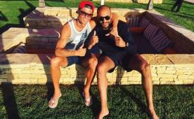 'Pasándolo en grande con mi hermano Cristiano', posteó hoy en su cuenta de Twitter Badr Hari, junto a una foto en la que aparecen disfrutando de un día de sol.