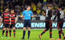 Minutos después el silbante regresó al terreno de la acciones y continuó con el partido.