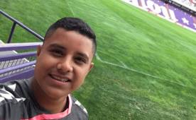 El joven arquero Nelson Ávalos se tomo una 'selfie' con el estadio José Zorrilla del Valladolid. (El Gráfico)