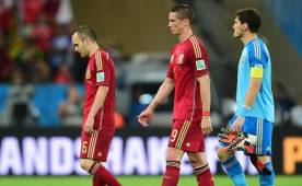 Atletico Madrid's Spanish forward Fernando Torres (L) tries to score against Atletico Madrid's Uruguayan defender Jose Gimenez (R) during the Spanish league football match between Club Atletico de Madrid and Real Betis at the Wanda Metropolitano stadium in Madrid on April 22, 2018. / AFP PHOTO / OSCAR DEL POZO