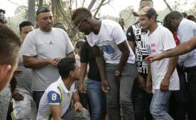 Rubilio Castillo no pudo soportar el dolor y terminó llorando la muerte de su hermano en el entierro.