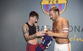 Messi y Totti después de un partido en el Camp Nou intercambiaron saludos y camisas.